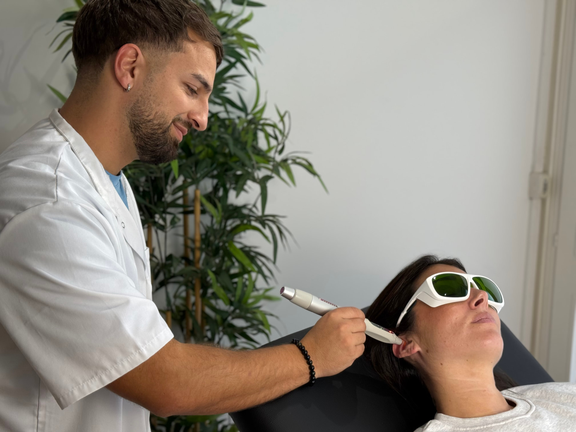 Séance de réflexologie auriculaire chez Evasion Laser